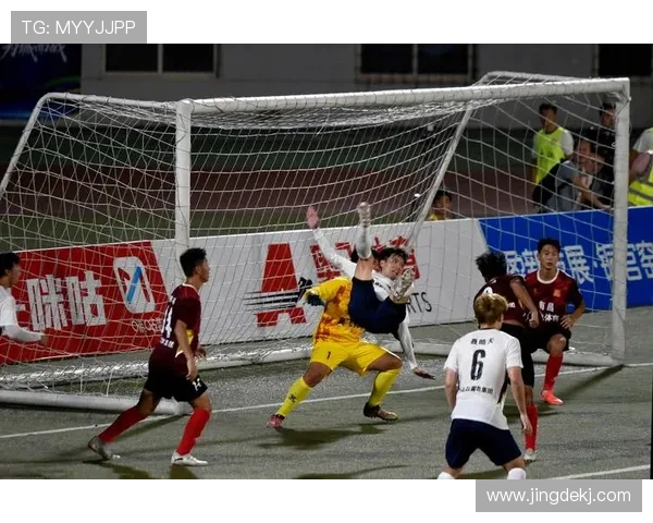 足球明星在赛场上跪地的背后故事与心理感受探讨